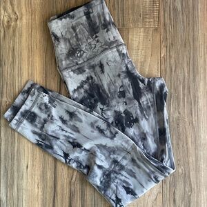 Lululemon Align leggings 25”. Gray and Black Tie-Dye